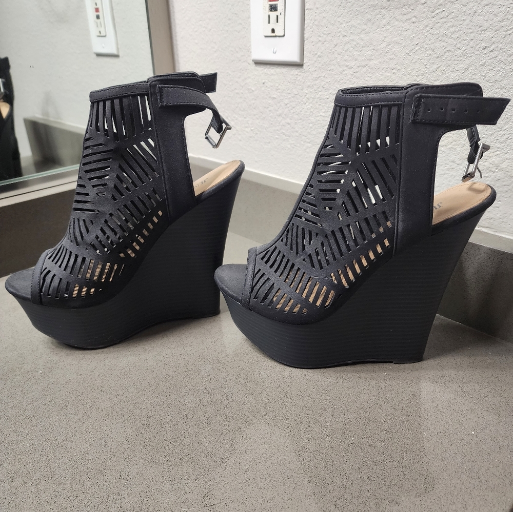 Black, size 7.5 Just Fab wedges